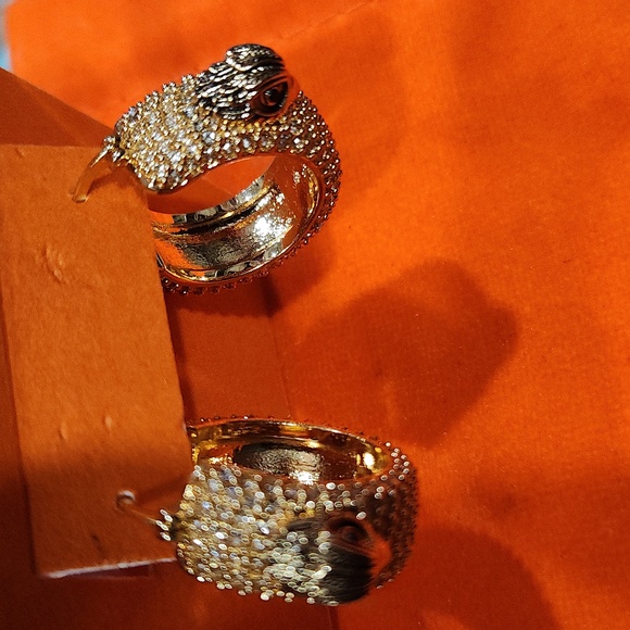 💛🔹️Kurt Geiger🔹️ London Signature Eagle Pavé Huggie Hoop Earrings  Gold Tone - Picture 8 of 10